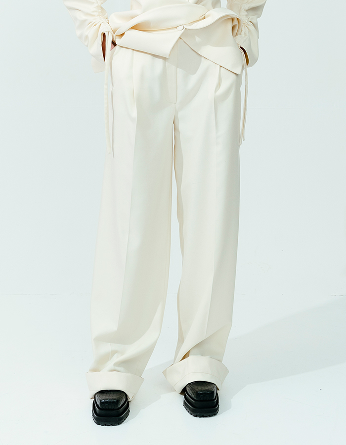 AW21-22. Milky white trousers
